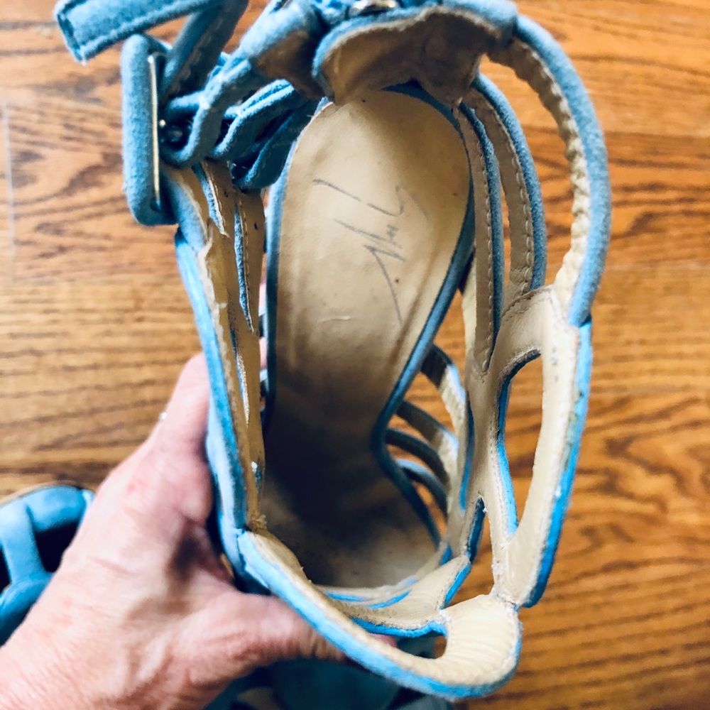 Giuseppe Zanotti Circle Cut Out Suede Booties - Picture 6 of 7